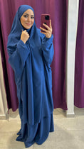 Load image into Gallery viewer, Abito preghiera, gonna, donna islamica, cuffia bianche, sorriso, vestito lungo, velo khimar, copricapo, jilbab , blu. Hijab Paradise
