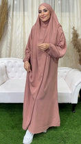 Load image into Gallery viewer, Abito preghiera, donna islamica, scarpe bianche, sorriso, vestito rosa, divano bianco, vestito lungo Hijab Paradise
