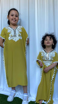 Carica l'immagine nel visualizzatore della galleria, Bambina, ricci, gandora, decorazioni arabeggianti, Hijab Paradise, giallo, sorelle
