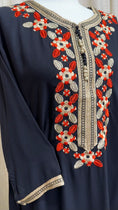 Carica l'immagine nel visualizzatore della galleria, Jelleba, vestito nero, ricamato sul davanti in rosso e oro, dress, Hijab Paradise
