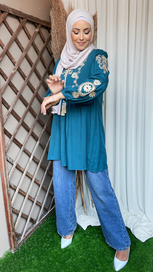 Donna musulmana, tunica azzurra, dettagli ricamati, floreale, Hijab Paradise