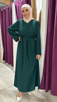 Load image into Gallery viewer, Vestito, abaya, semplice, collo a V, maniche larghe,  colore unico, cintutino in vita, polsi arricciati, indossato da manichino, Hijab Paradise, verde, hijab beaje, donna musulmana
