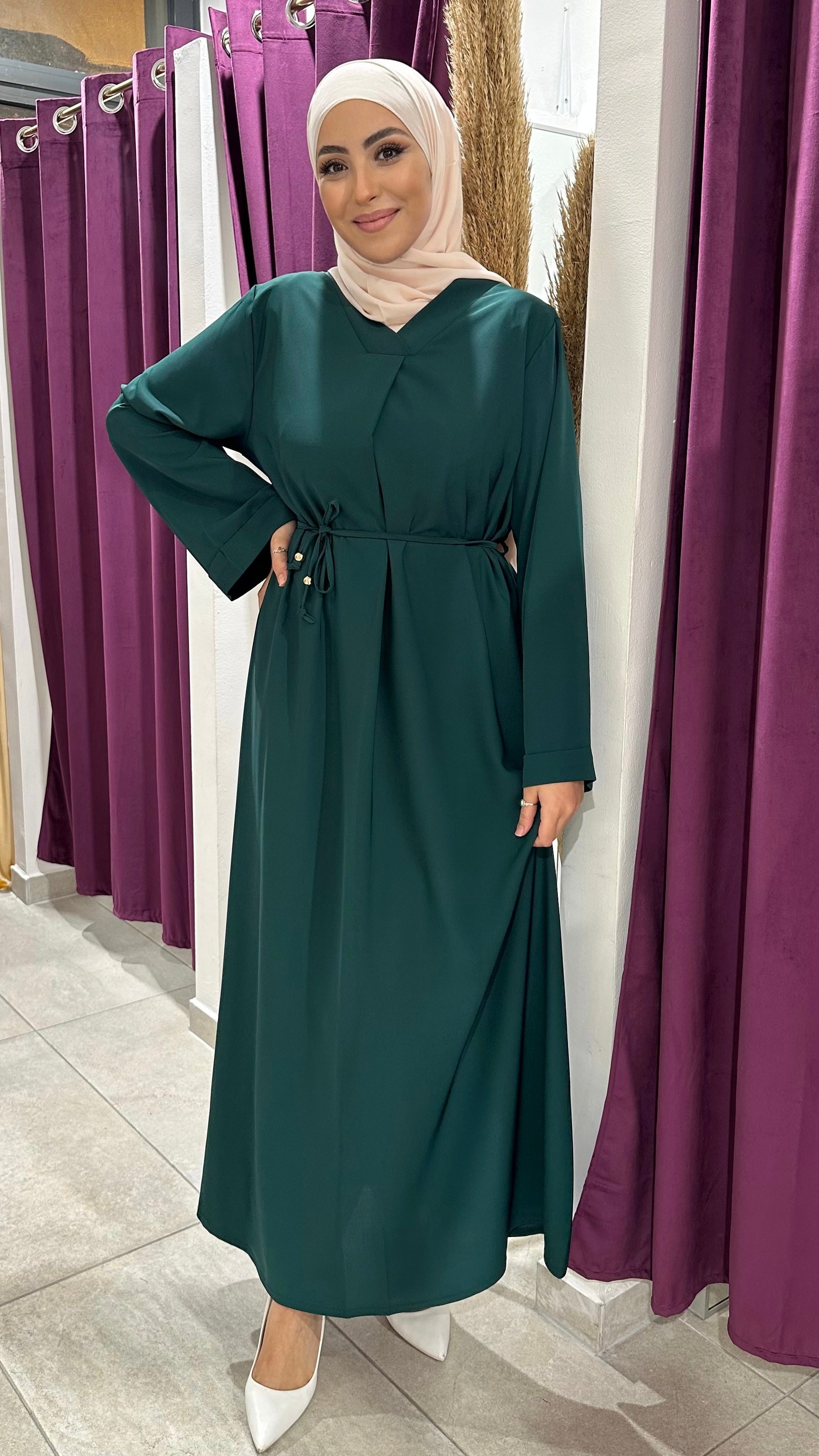 Vestito, abaya, semplice, collo a V, maniche larghe,  colore unico, cintutino in vita, polsi arricciati, indossato da manichino, Hijab Paradise, verde, hijab beaje, donna musulmana