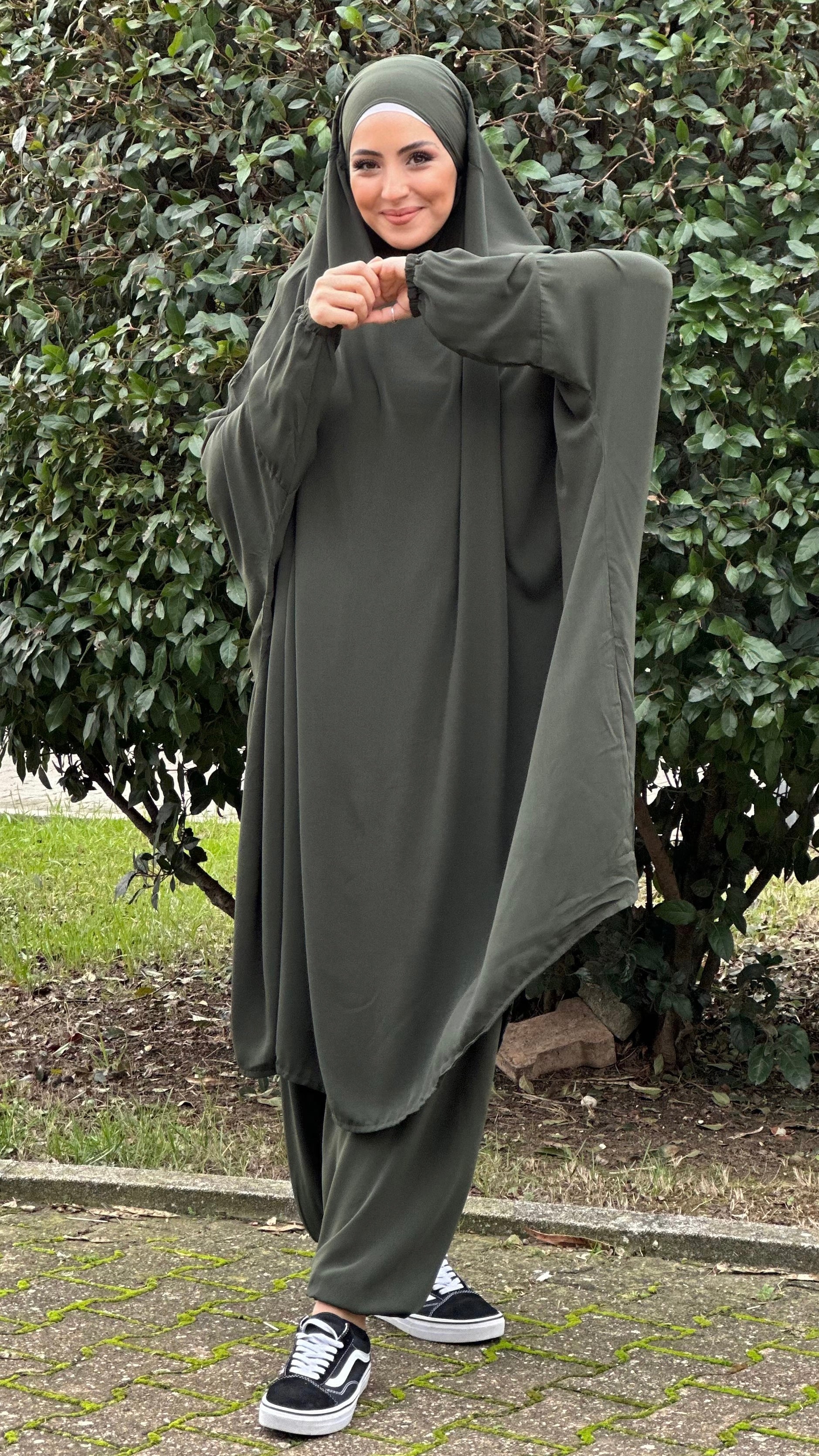 Abito preghiera, gonna, donna islamica, cuffia bianche, sorriso, vestito lungo, velo khimar, copricapo, jilbab , verde militare , Hijab Paradise