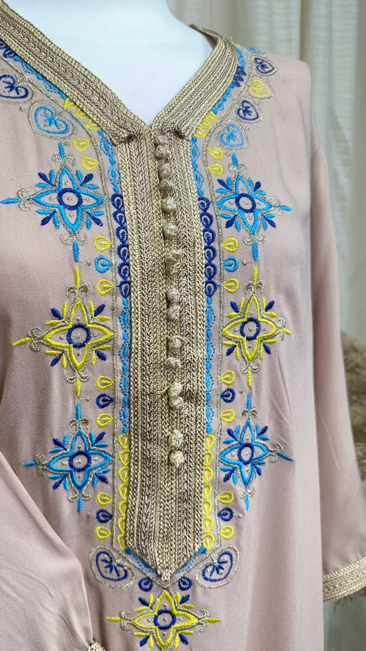 Jelleba, vestito rosa, ricamato sul davanti in azzurro e oro, dress, Hijab Paradise